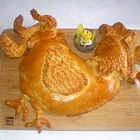 Kogut w cieście drożdżowym faszerowany kurczakiem i warzywami