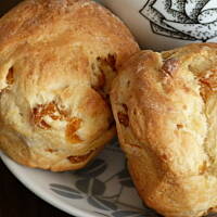 Drożdżowe muffinki z suszonymi owocami