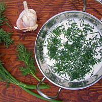 Sos czosnkowo-koperkowy z jogurtem