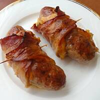 Biała kiełbasa w piwie, z boczkiem i żółtym serem