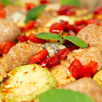 Pizza wiejska z klopsikami i kabaczkiem