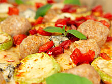 Fot. Wkn, Pizza wiejska z klopsikami i kabaczkiem