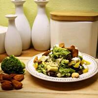 Sałatka brokułowa z jajkiem