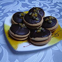 Biszkopty przekładane masą chałwową