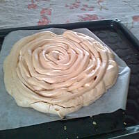 Tort bezowy z bitą śmietaną i truskawkami