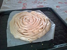 Fot. ilka_ka, Tort bezowy z bitą śmietaną i truskawkami