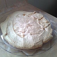 Tort bezowy z masą kajmakową i daktylami