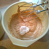 Tort bezowy z masą kajmakową i daktylami