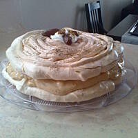 Tort bezowy z masą kajmakową i daktylami