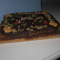 Mazurek orzechowy z polewą czekoladową