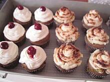 Fot. miaow, Muffinki Malwinki z wiśniami i bitą śmietaną