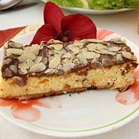 Sernik z płatkami migdałowymi