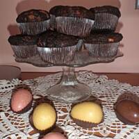 Wielkanocne babeczki czekoladowe z bananami i białą czekoladą