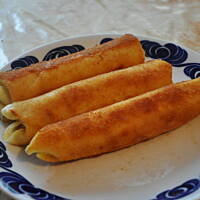 naleśniki z parówką i serem