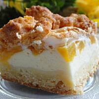 Sernik z brzoskwiniami