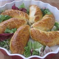 Biała kiełbasa w cieście francuskim