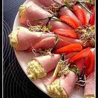 Wielkanocne rożki z szynki z farszem z jaj, kremem dijonnaise i chrzanem﻿