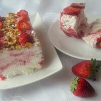 Deser lodowy z truskawkami.