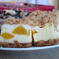 Sernik z brzoskwiniami