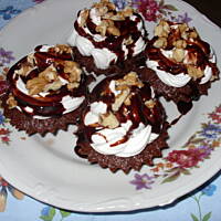 Babeczki kakaowe z kremem bezowym i polewą czekoladową