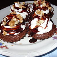 Babeczki kakaowe z kremem bezowym i polewą czekoladową