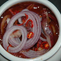 Wielkanocne śledziki zatopione w pomidorowej oliwie