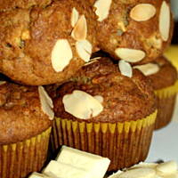 Bananowe muffinki z białą czekoladą i płatkami migdałów