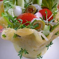 Jadalne miseczki serowe z sałatką