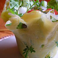 Jadalne miseczki serowe z sałatką