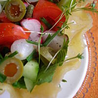 Jadalne miseczki serowe z sałatką