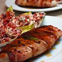 Pierś kurczaka z szałwią w boczku i sałatką z ricottą i szałwią