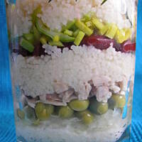 Warstwowa sałatka z kuskusem i kurczakiem