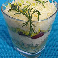 Warstwowa sałatka z kuskusem i kurczakiem