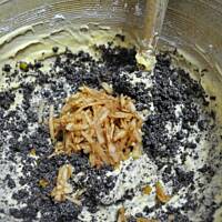 Makowiec z jabłkami i kaszą manną