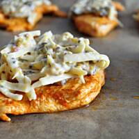 Kurczak zapiekany z serem, musztardą i oliwkami