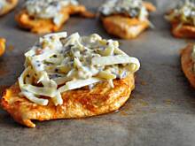 Fot. MIENTA, Kurczak zapiekany z serem, musztardą i oliwkami