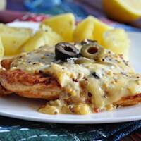 Kurczak zapiekany z serem, musztardą i oliwkami