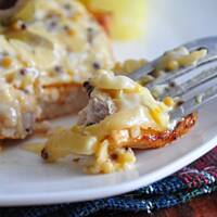 Kurczak zapiekany z serem, musztardą i oliwkami