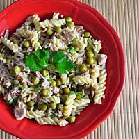 Makaronowa sałatka z białym pieprzem