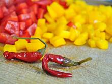 Fot. MIENTA, Grillowany łosoś z pikantną salsą