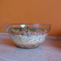 Warstwowa sałatka z tuńczykiem