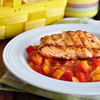 Grillowany łosoś z pikantną salsą