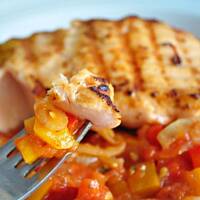 Grillowany łosoś z pikantną salsą