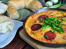 Fot. MIENTA, Frittata pikantna z chorizo