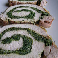 Rolada ze schabu ze szpinakiem i żółtym serem