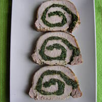 Rolada ze schabu ze szpinakiem i żółtym serem