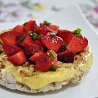 Waflowy tost z truskawkami