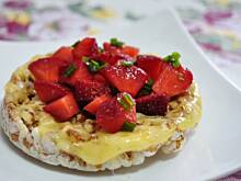 Fot. MIENTA, Waflowy tost z truskawkami