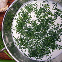 Sos czosnkowo-koperkowy z jogurtem