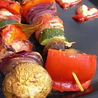 Kolorowe szaszłyki z cukinią i boczkiem